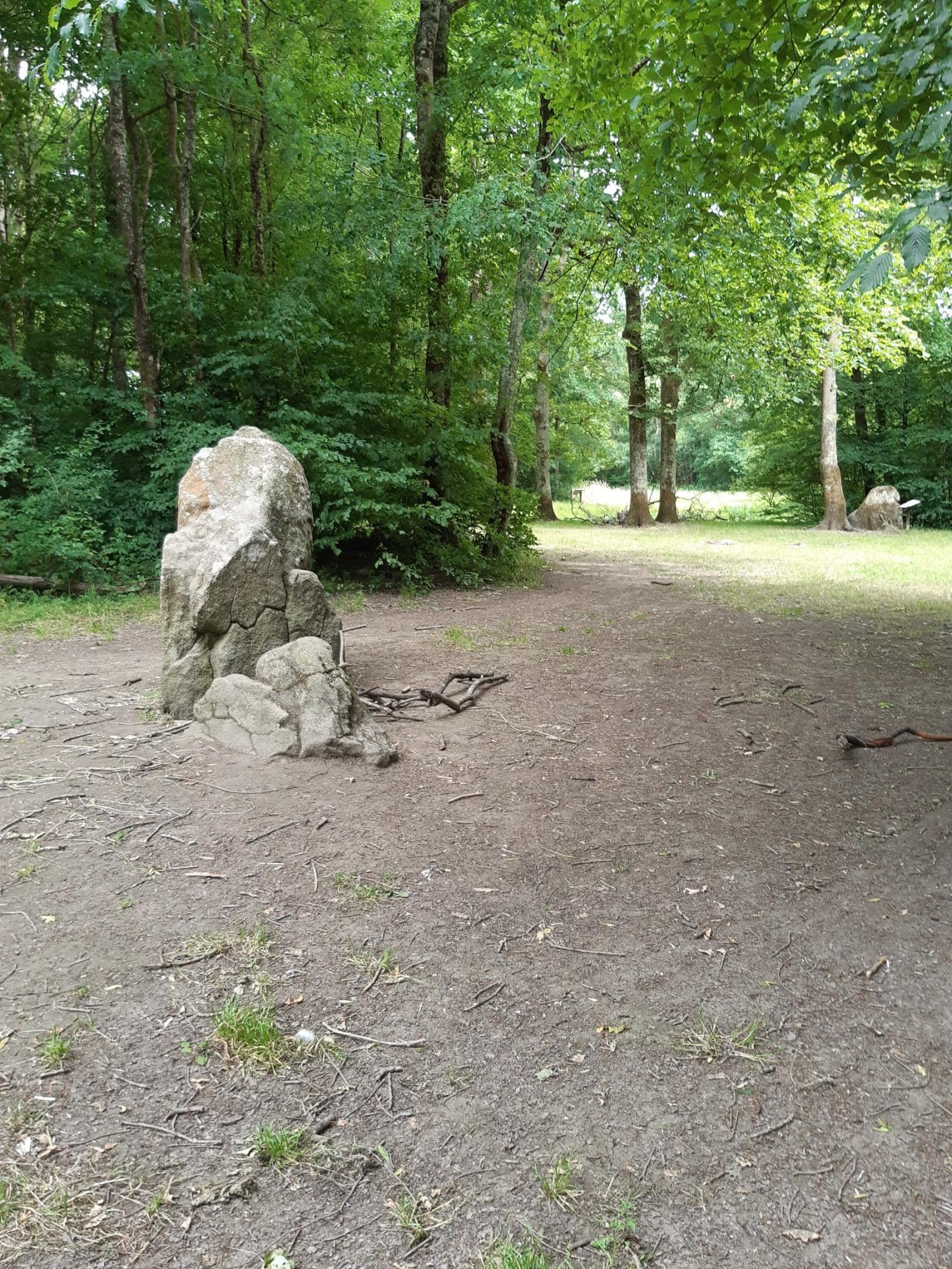 dame de pierre - vue des 2 menhirs
